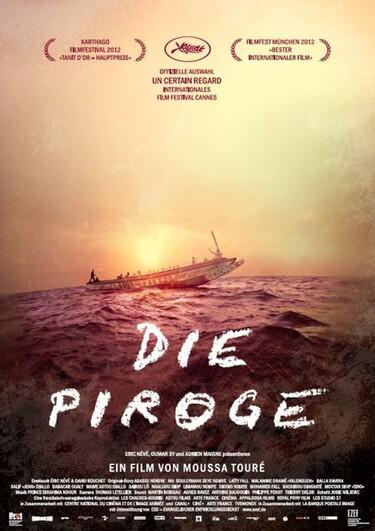 Plakat zum Film <filmtitel>Die Piroge</filmtitel>: Ein einfach gebautes Boot fährt auf dem offenen Meer. Das Bild ist in warmen Licht getaucht, die Farben Gelb und Braun dominieren. Der Filmtitel ist in weißer Schrift in der unteren Bildhälfte platziert.