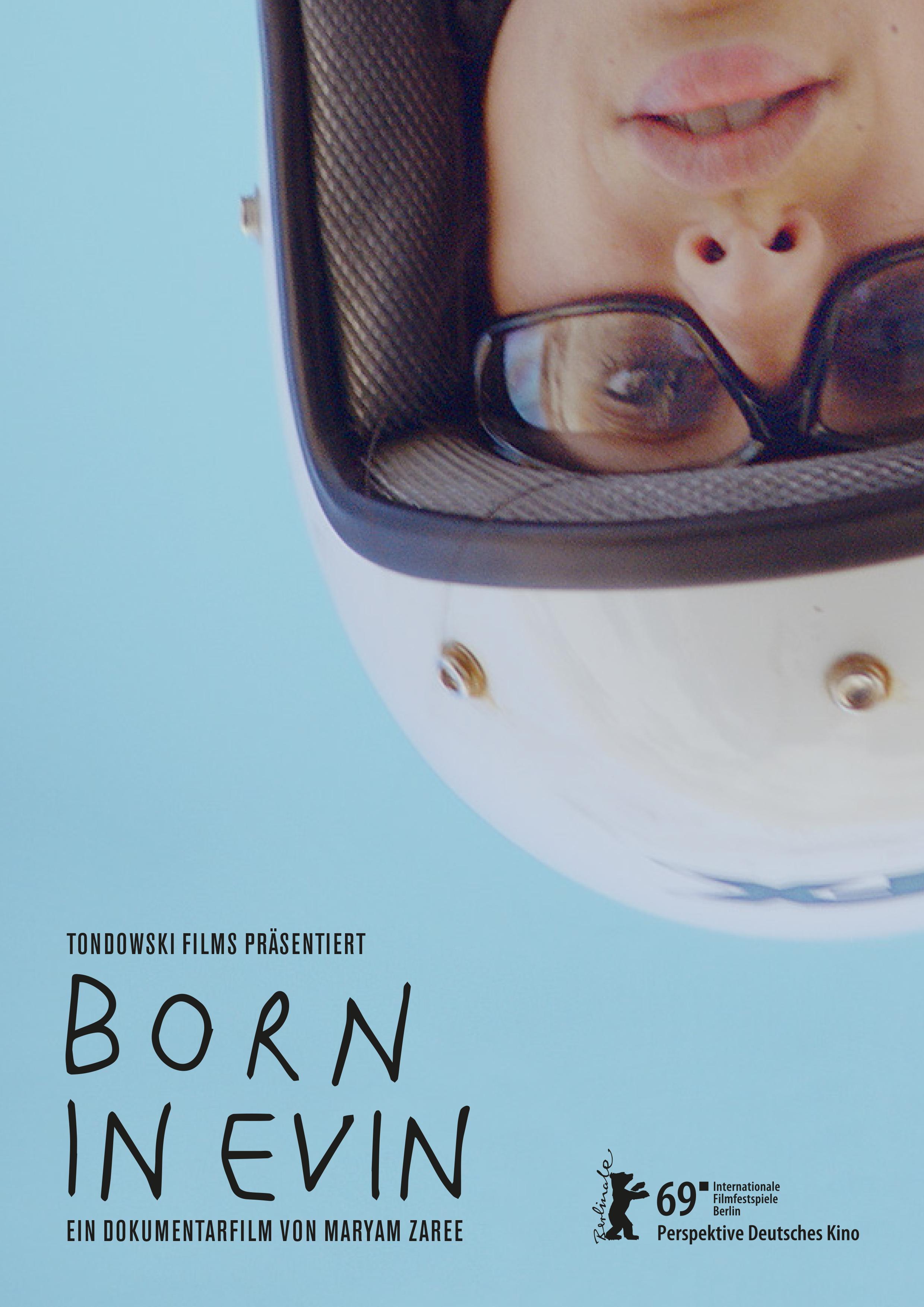 Plakat zum Dokumentarfilm „Born in Evin“: Vor himmelblauen Hintergrund ist am oberen rechten Bildrand die Großaufnahme einer Frau platziert. Sie trägt einen Helm und Sonnenbrille und steht auf dem Kopf. In der unteren linken Ecke steht in Druckschrift der Filmtitel. 