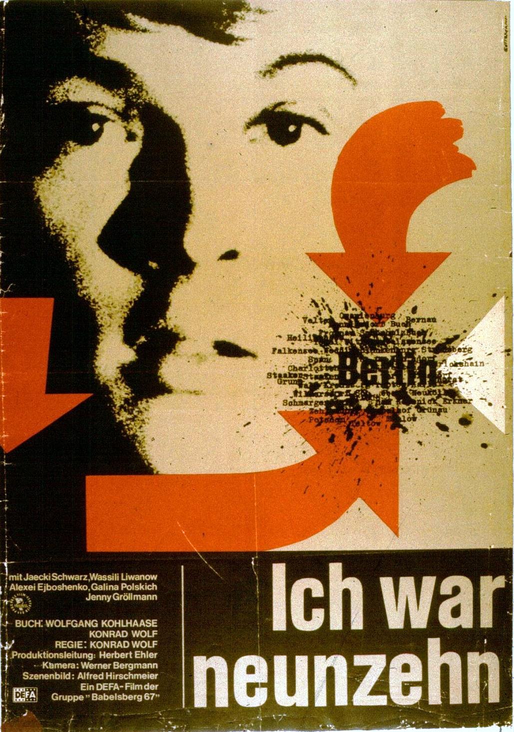 Filmplakat zum Drama ICH WAR NEUNZEHN: Eine Großaufnahme eines jungen Mannes, der erschrocken wird. Zwei dicke rote Pfeile zeigen auf Worte, in der Mitte "Berlin" steht.