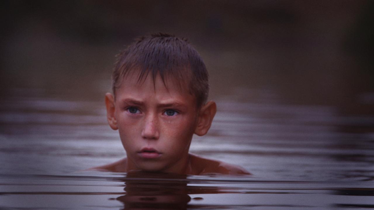 Nahaufnahme eines Jungen, der bis zum Hals im Wasser steht