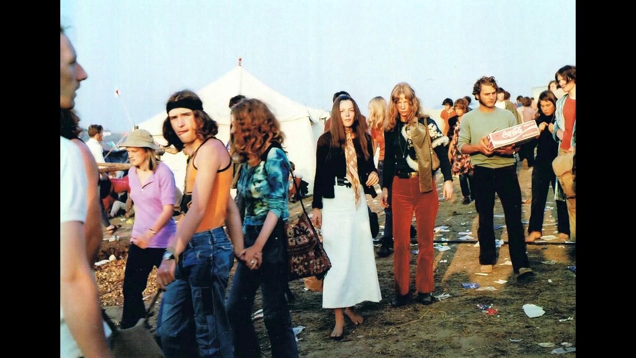 Szenenbild aus dem Dokumentarfilm "Walchensee Forever": Eine alte Fotografie aus den 1960ern, auf der junge Leute im Hippie-Look abgebildet sind.