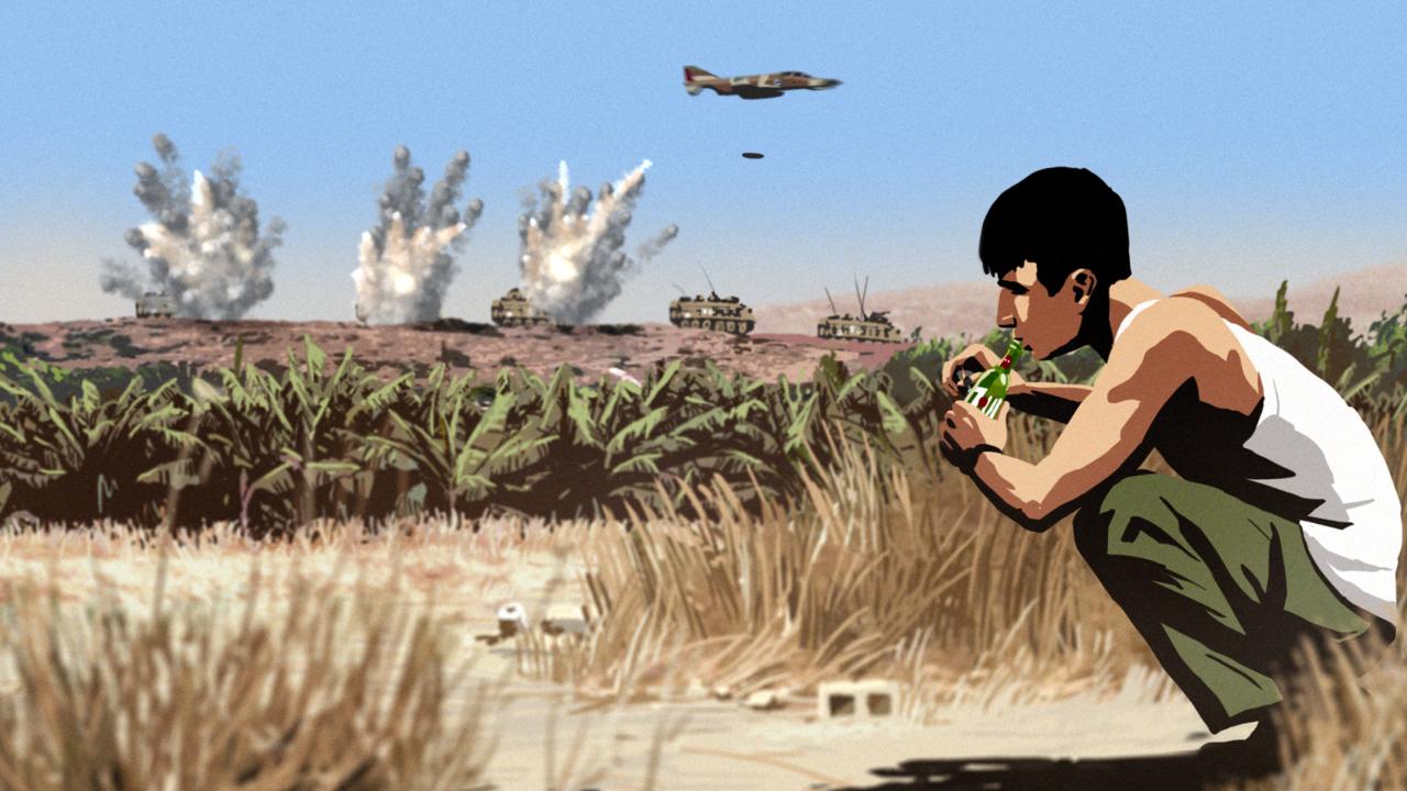 Szenenbild aus dem Animationsfilm "Waltz with Bashir": Im Vordergrund hockt ein junger Mann, der mit einem weißen Unterhemd und einer Khakihose bekleidet ist. Im Hintergrund lässt ein Jagsbomber eine Bombe fallen, man sieht drei Explosionen und Panzer.