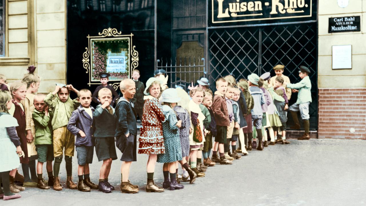 Warteschlange vor dem Berliner Luisen-Kino um 1910