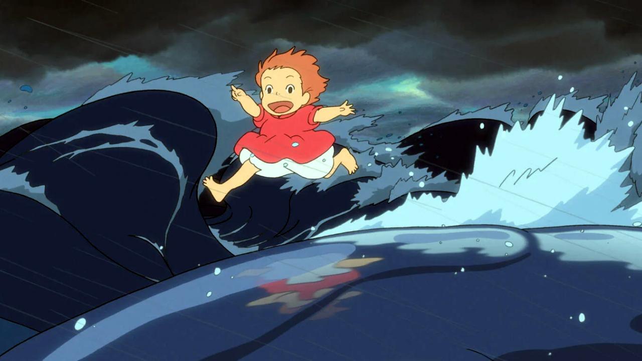 Szenenbild aus dem Anime PONYO – DAS GROSSE ABENTEUER AM MEER: ein roothaariges kleines Mädchen in rotem Kleid rennt lachend über hohe, dunkle Wellen