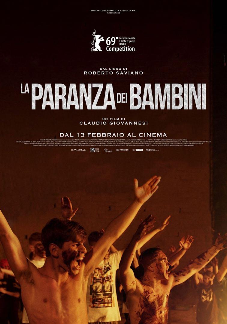 Filmplakat von "La Paranza dei Bambini" zeigt jubelnde, blutverschmierte Jugendliche in dunkler Umgebung.