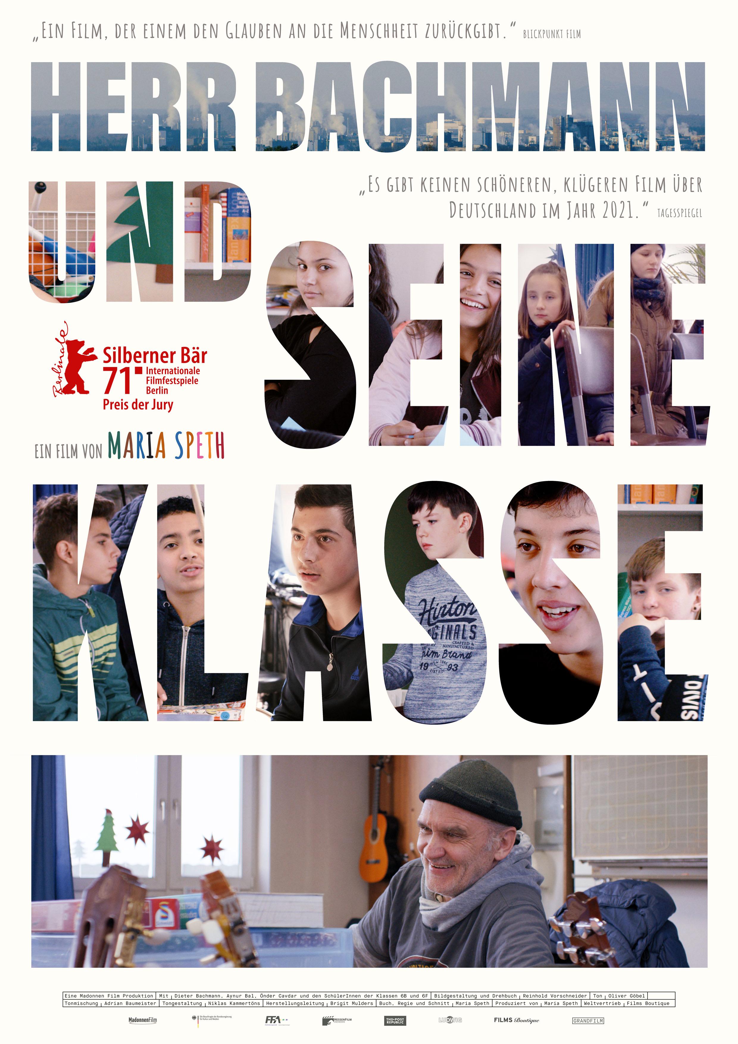 Plakat zum Dokumentarfilm <filmtitel>Herr Bachmann und seine Klasse</filmtitel>: Vor weißem Hintergrund steht der Filmtitel in großen Buchstaben, die mit Fotos von Kindern ausgefüllt sind. Am unteren Bildrand befindet sich ein Foto eines älteren, lächelnden Manns mit Mütze.