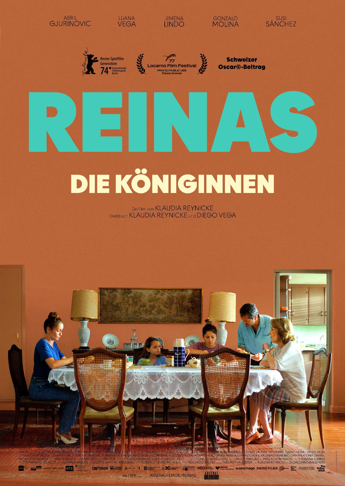 Filmplakat zu "Reinas  Die Königinnen": Eine Familie mit Vater, Mutter, zwei Töchtern und einer älteren Frau sitzt in einem orangenen Raum zum Essen bei Tisch. Die Mutter blickt abwesend, der Vater bedient einem Kellner ähnlich seine Töchter.