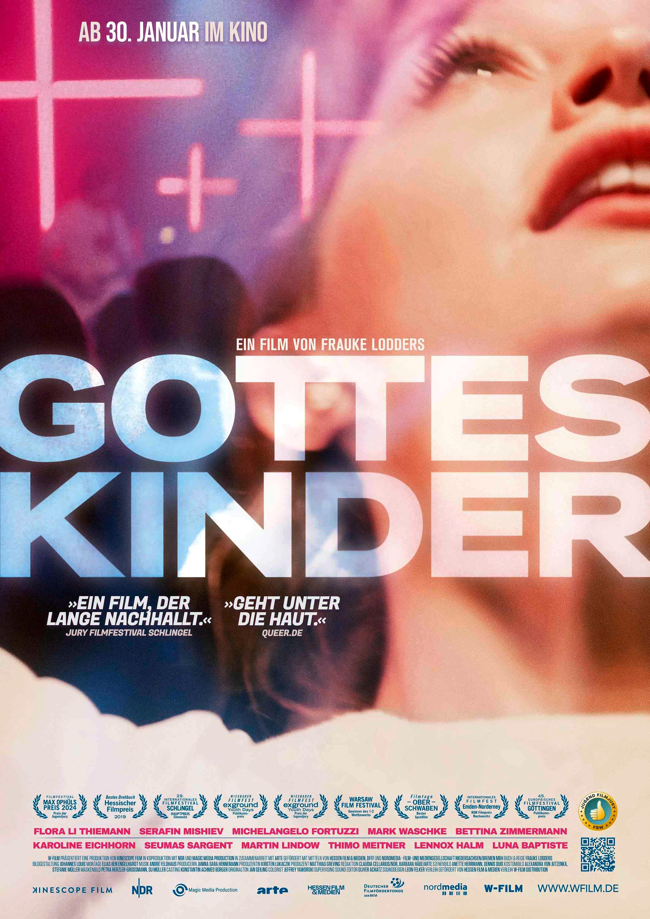 Filmplakat zum Drama GOTTESKINDER: Nahaufnahme eines Mädchens, das nach oben schaut. Im Hintergrund sind rosa-farbene Lichtkreuze zu sehen.