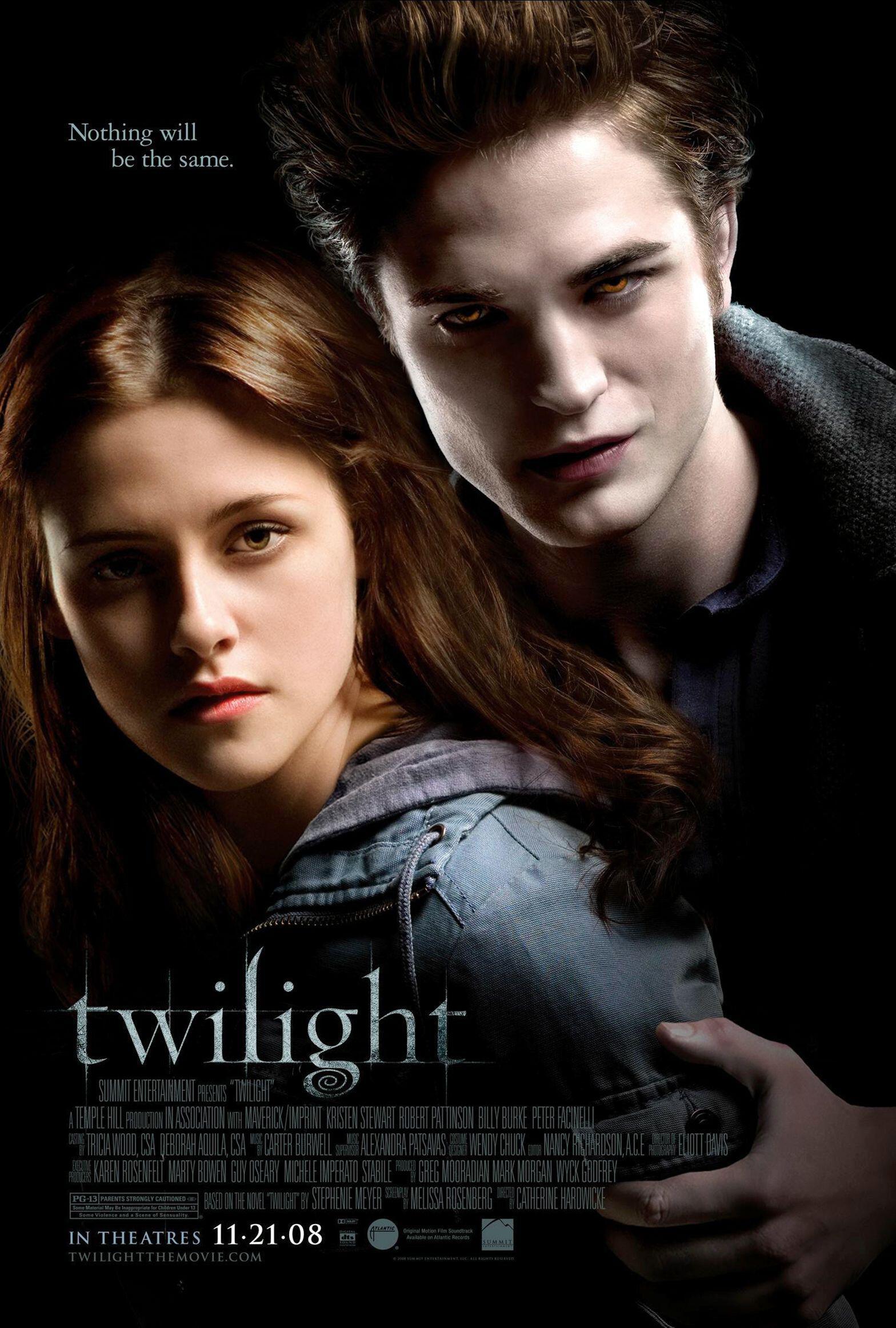 Plakat zum Film TWILIGHT (2008): Vor einem schwarzen Hintergrund stehen eine junge Frau und ein junger, auffällig blasser Mann mit rötlicher Augenfarbe eng nebeneinander und blicken Richtung Kamera. Die linke Hand des Mannes umgreift dabei den linken Oberarm der Frau. 