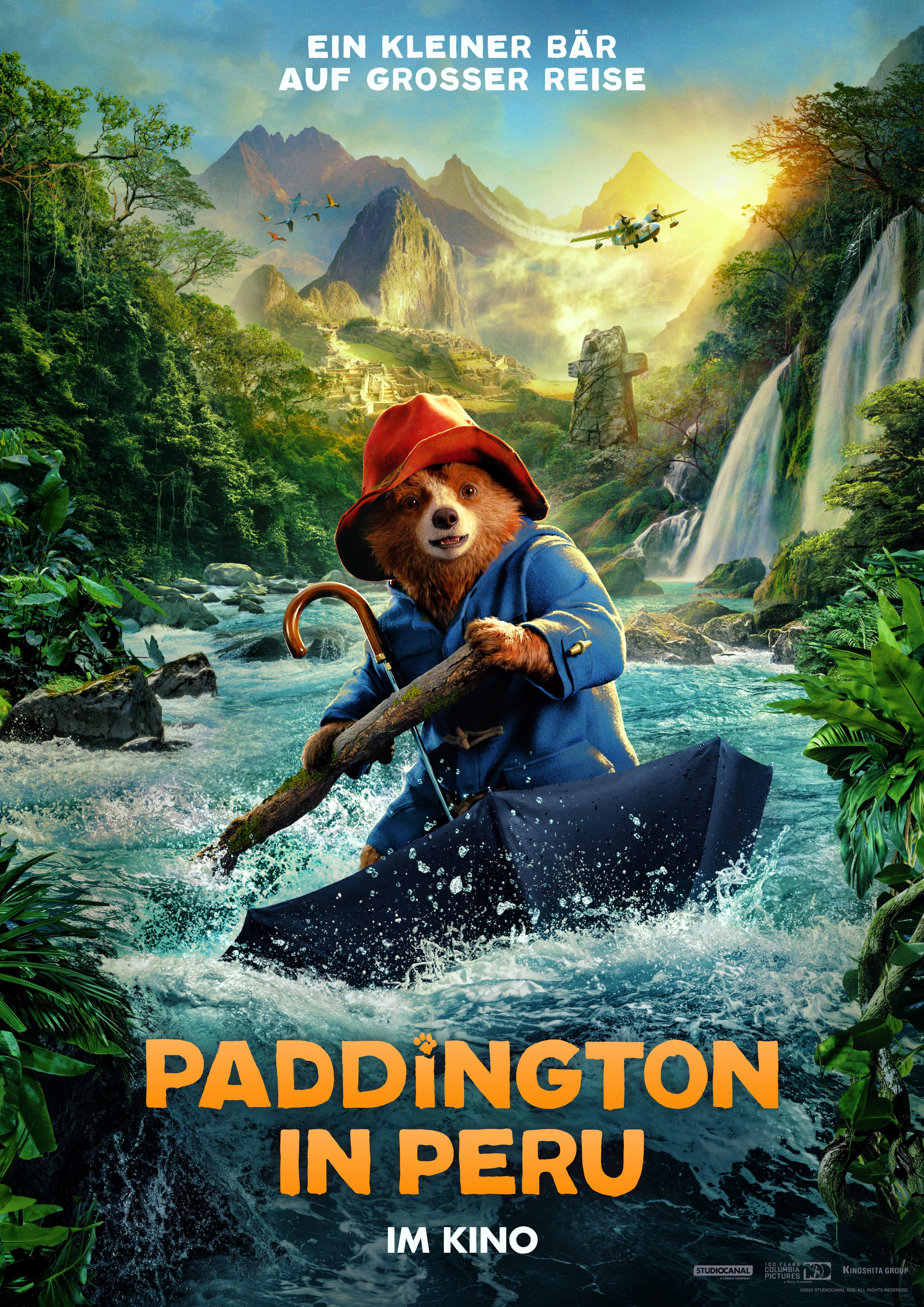 Filmplakat zu PADDINGTON IN PERU: Der Bär Paddington in blauem Mantel und mit rotem Hut fährt in einem aufgeklappten Regenschirm einen reißenden Fluss hinuter. Im Hintergrund sind Berge, Dschungel und ein kleines Flugzeug zu erkennen.