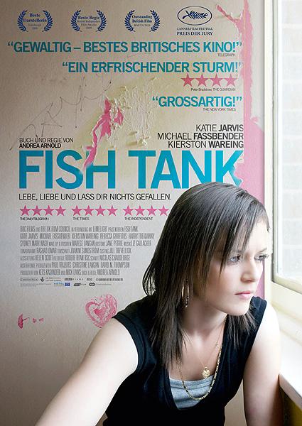 Plakat zum Drama FISH TANK: Ein Mädchen im Teenageralter sitzt an einem Fenster und schaut hinaus. Die Wand hinter ihr ist zerschlissen. Der Filmtitel ist in hellblau hingegeben.