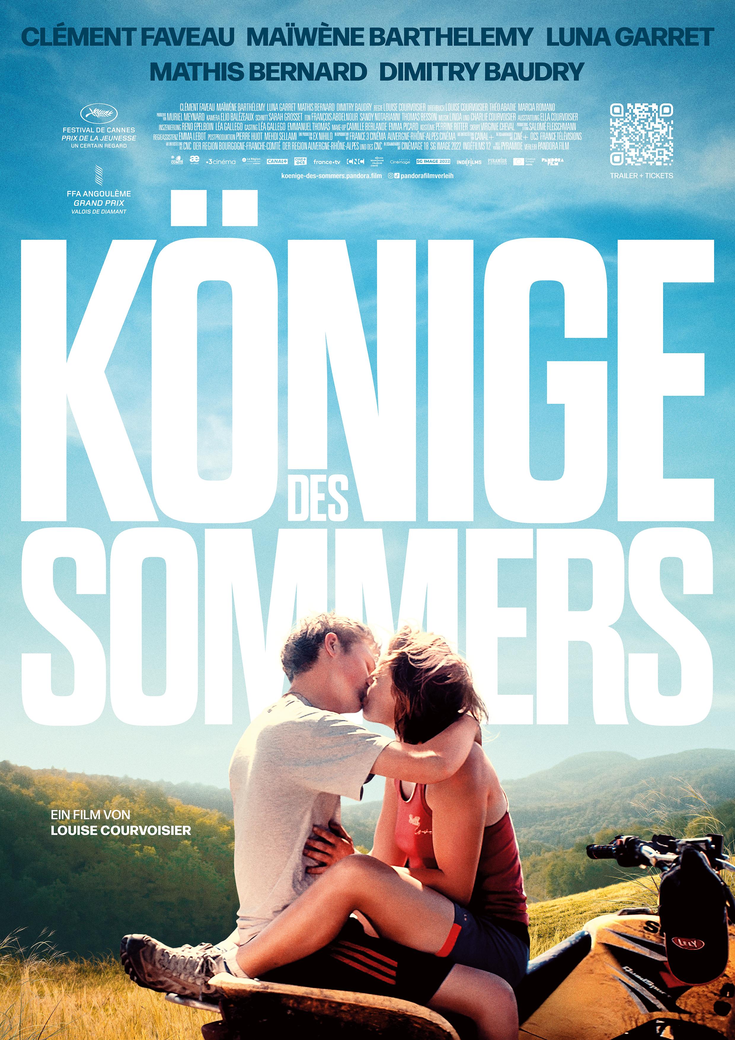 Filmplakat zum Drama KÖNIGE DES SOMMERS: Ein junge Paar küsst sich innig auf einem Quad vor einer sommerlichen Landschaft. Der Filmtitel wird dahinter in großen, weißen Lettern angezeigt.