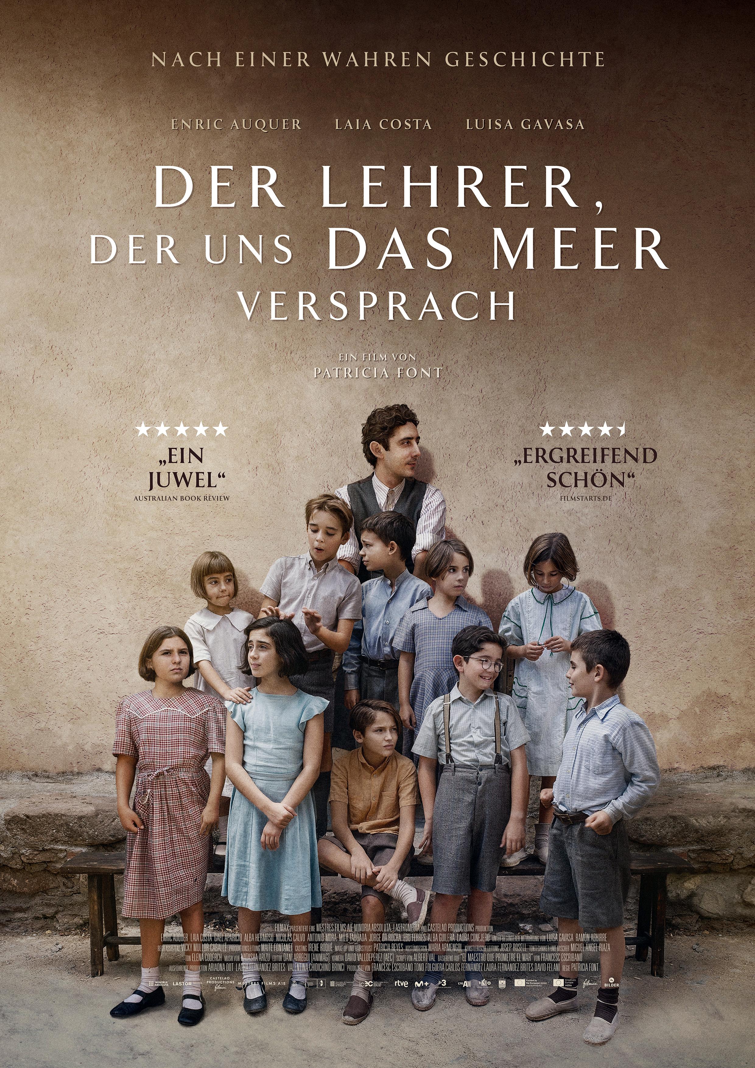 Filmplakat zum Drama DER LEHRER, DER UNS DAS MEER VERSPRACH: Ein Lehrer und Mädchen und Jungen, die im Stil der 1940er-Jahre gekleidet sind, stehen vor einer Wand. Der Filmtitel steht darüber.