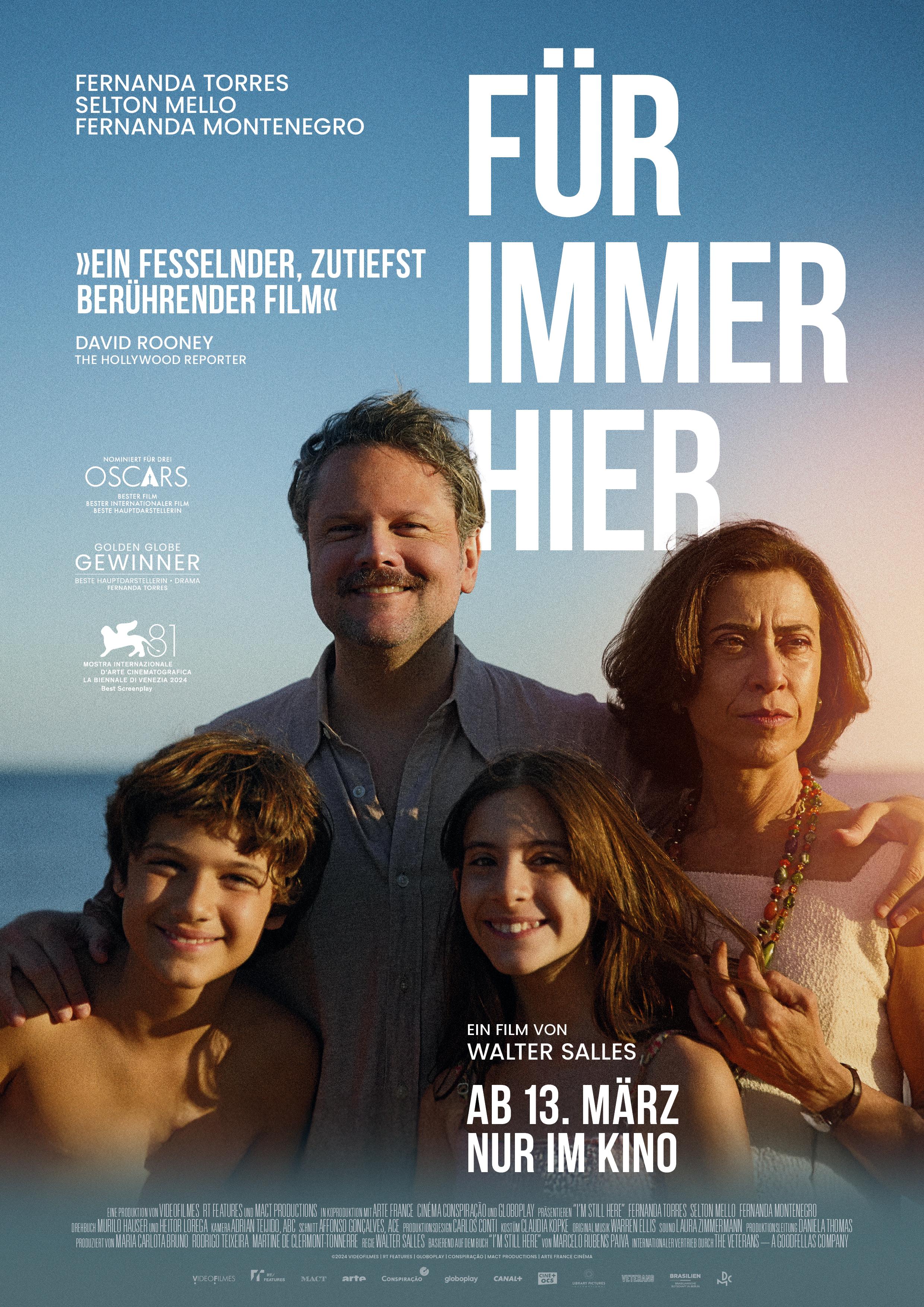 Plakat zum Drama FÜR IMMER HIER: Eine Mann, eine Frau und zwei Kinder stehen am Meer. Der Mann hat seinen Arm um die Schulter der Frau gelegt. Alle lächeln, außer die Frau.