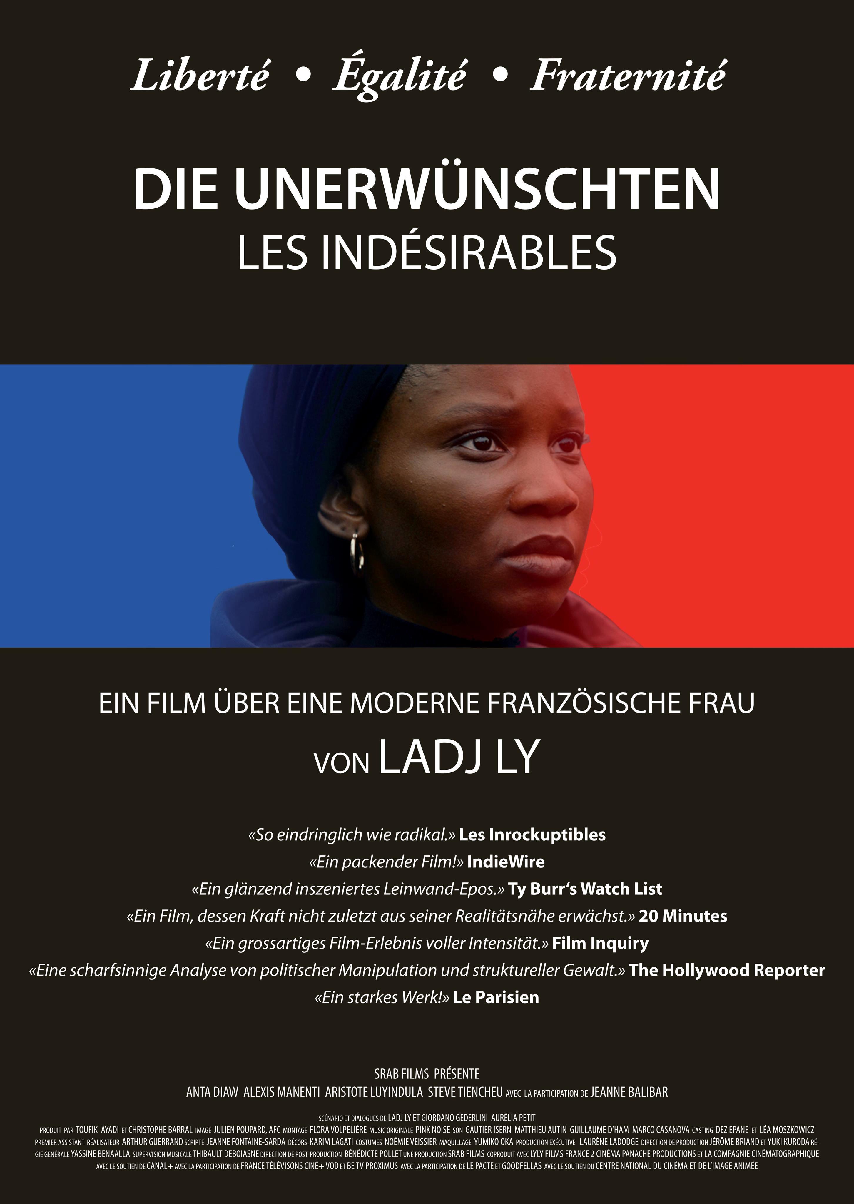 Plakat zum Drama DIE UNERWÜNSCHTEN – LES INDÉSIRABLES: In der Mitte des Posters ist das Porträt einer Schwarzen Frau vor blau-rotem Hintergrund. Das Bild ist oben und unten von schwarzen breiten Streifen gerahmt mit Informationen zum Film. Ganz oben steht: Liberté, Égalité. Fraternité.