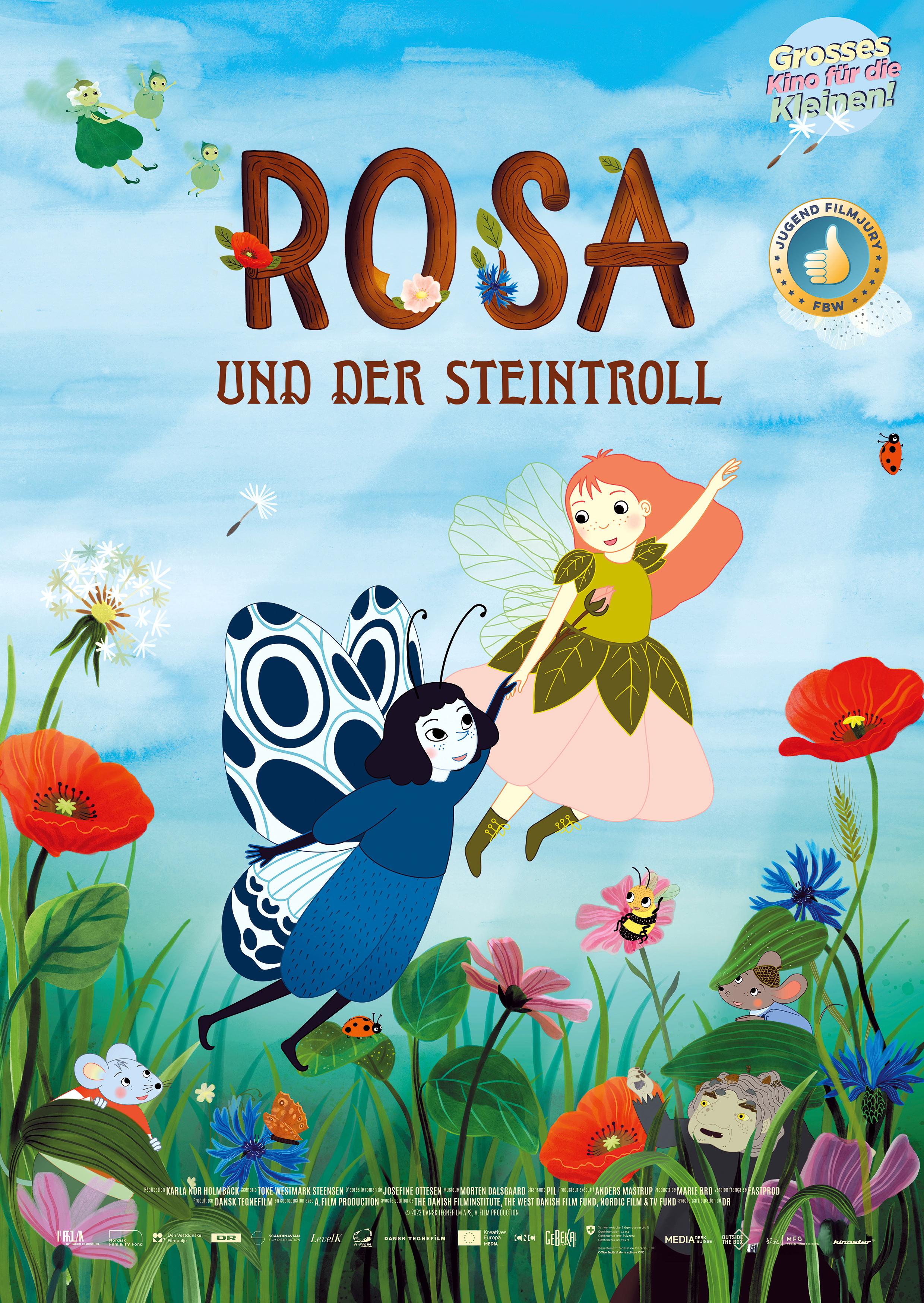 Plakat zum Animationsfilm Rosa und der Steintroll: Ein gezeichnetes Bild von einer bunten Blumenwiese; darüber schwebt eine Fee mit einem blumenartigen Kleid und ein blau gekleidetes Schmetterlingsmädchen. Sie halten einander an d