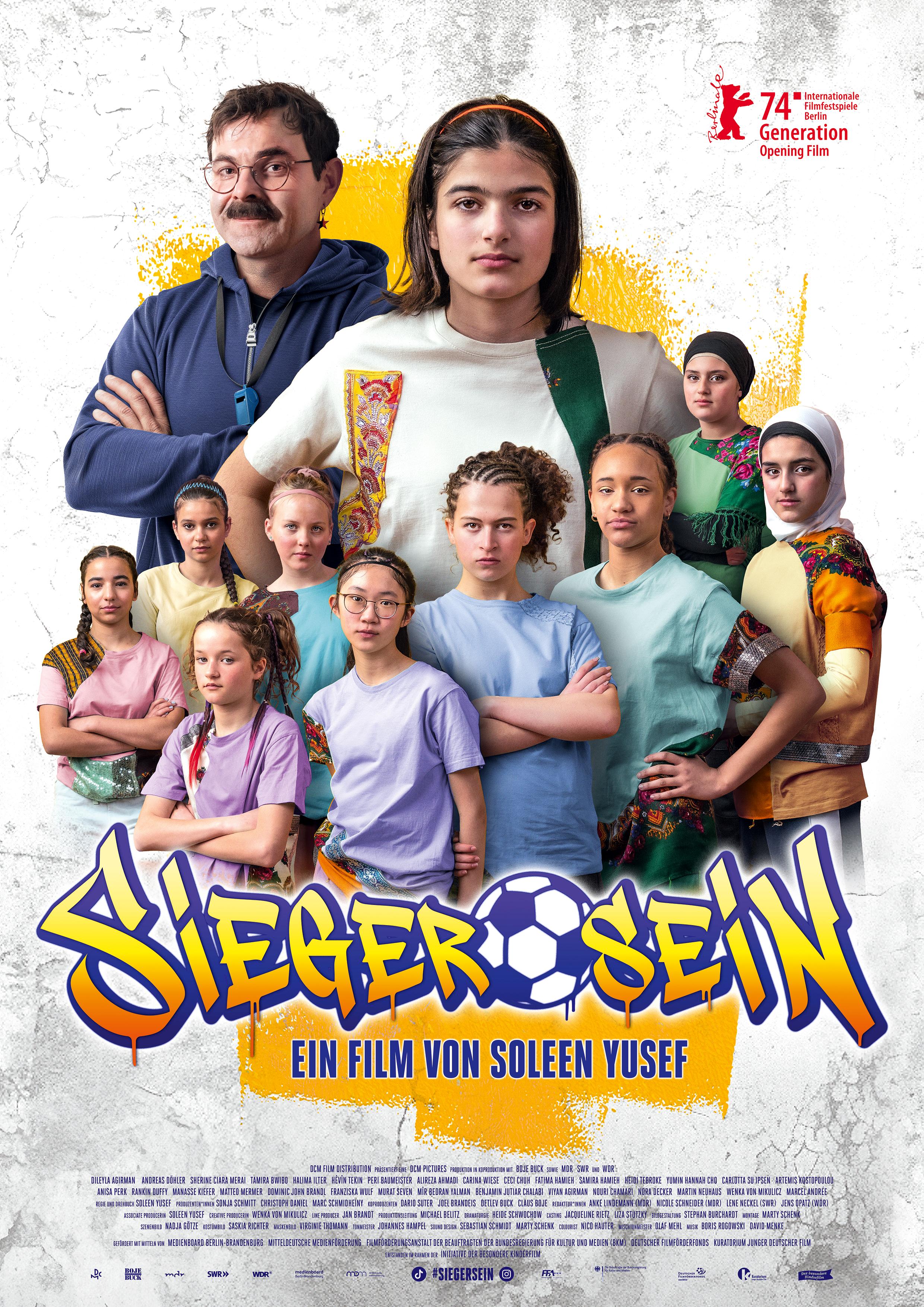 Plakat zum Film "Sieger sein": Eine Collage: In der Mitte ist ein Mädchen mit dunklen Haaren zu sehen. Links neben ihm ist ein Mann mit Schnauzbart und Brille. Um das Mädchen herum sind neun weitere Mädchen im jungen Teenageralter angeordnet, zwei von