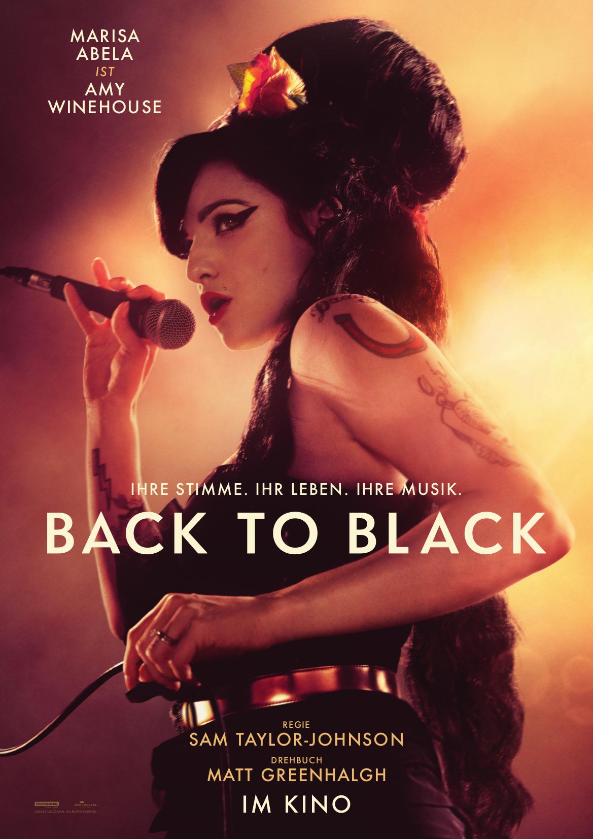 Plakat zum Film "Back to Black": Das Poster ist in warmen Braun- und Gelbtönen gehalten. Bildfüllend ist ein Bild der Sängerin Amy Winehouse, dagestellt von Marisa Abela, zu sehen, die ein Mirkofon an ihren Mund hält. Über den Filmtitel steht: "Ihre