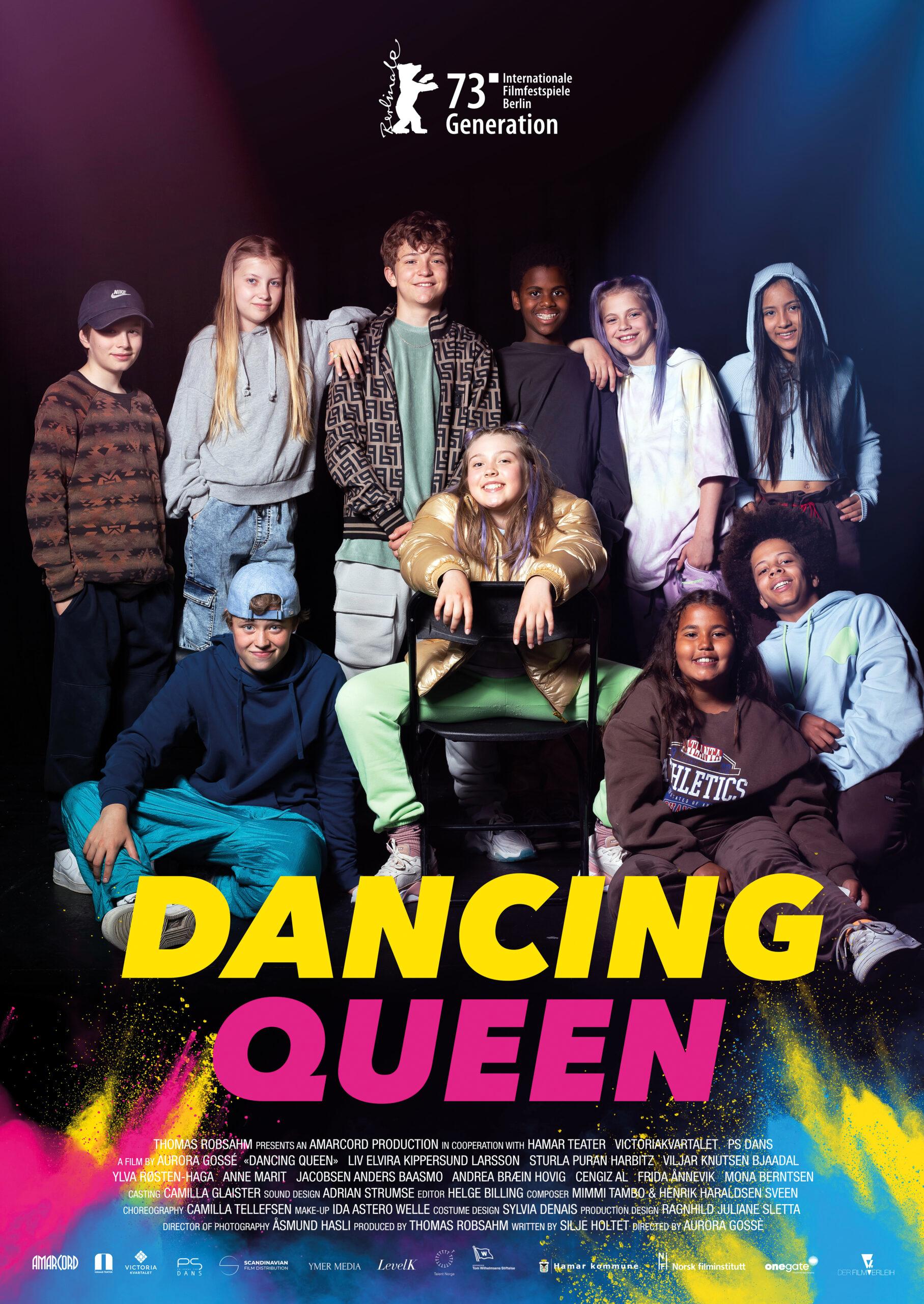 lakat zum Spielfilm Dancing Queen: Eine Gruppe von Jugendlichen in sportlicher Kleidung stehen um ein Mädchen herum, das in der Bildmitte lässig auf einem Stuhl sitz. Der Filmtitel ist in gelben und pinkfarbenen Lettern geschriebe