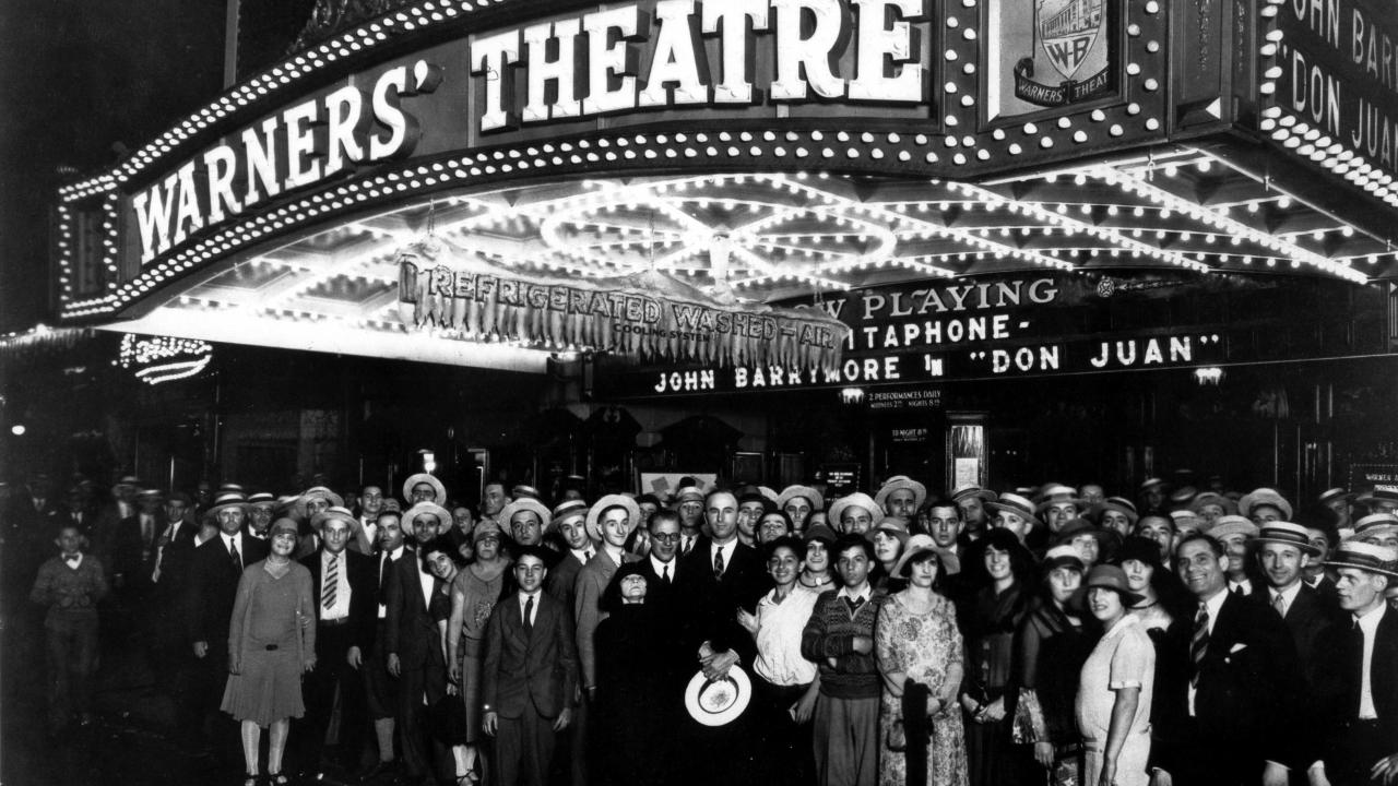 Eine Schwarz-Weiß-Fotografie: Kinopublikum vor dem Warners' Theatre in New York im Jahr 1926