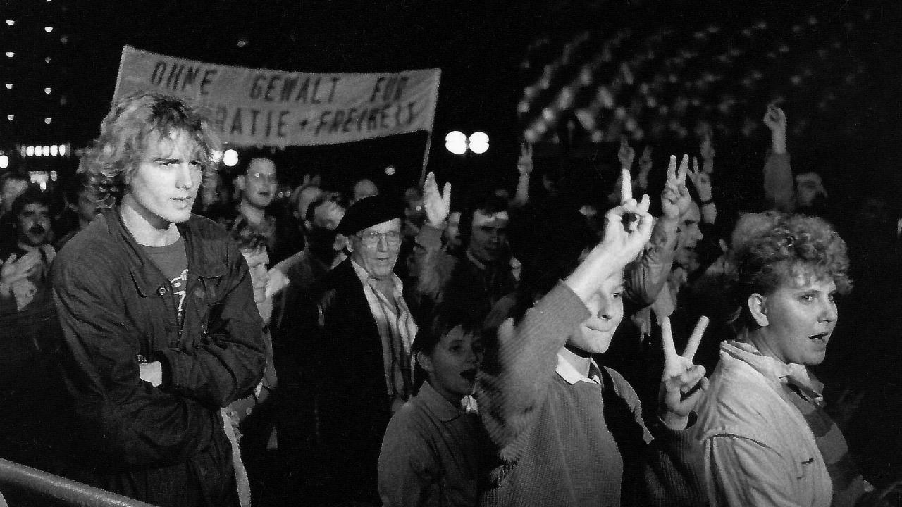 Demonstrierende bei einer Montagsdemo in Leipzig 1989