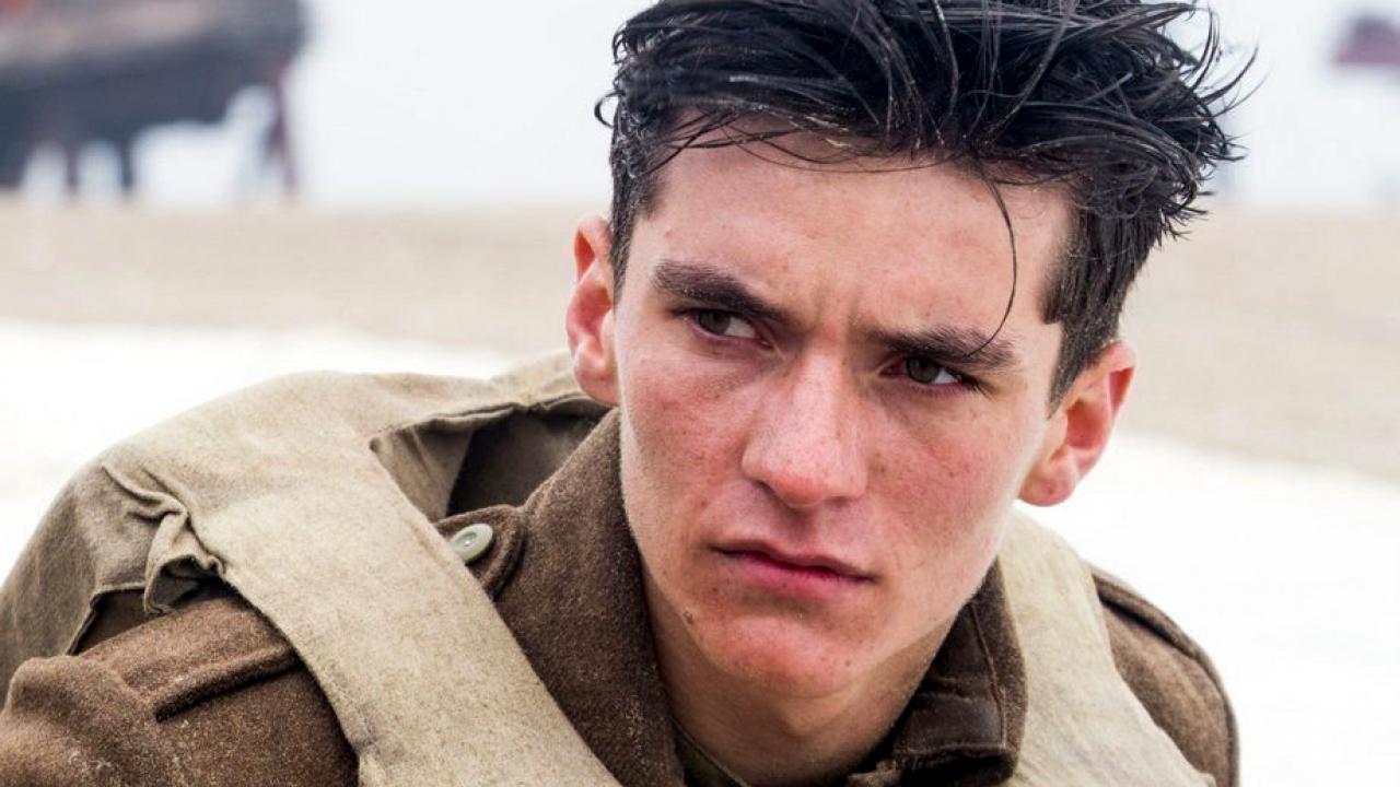 Szenenbild aus dem Drama "Dunkirk": Nahaufnahme eines jungen Mannes in britischer Soldatenuniform.