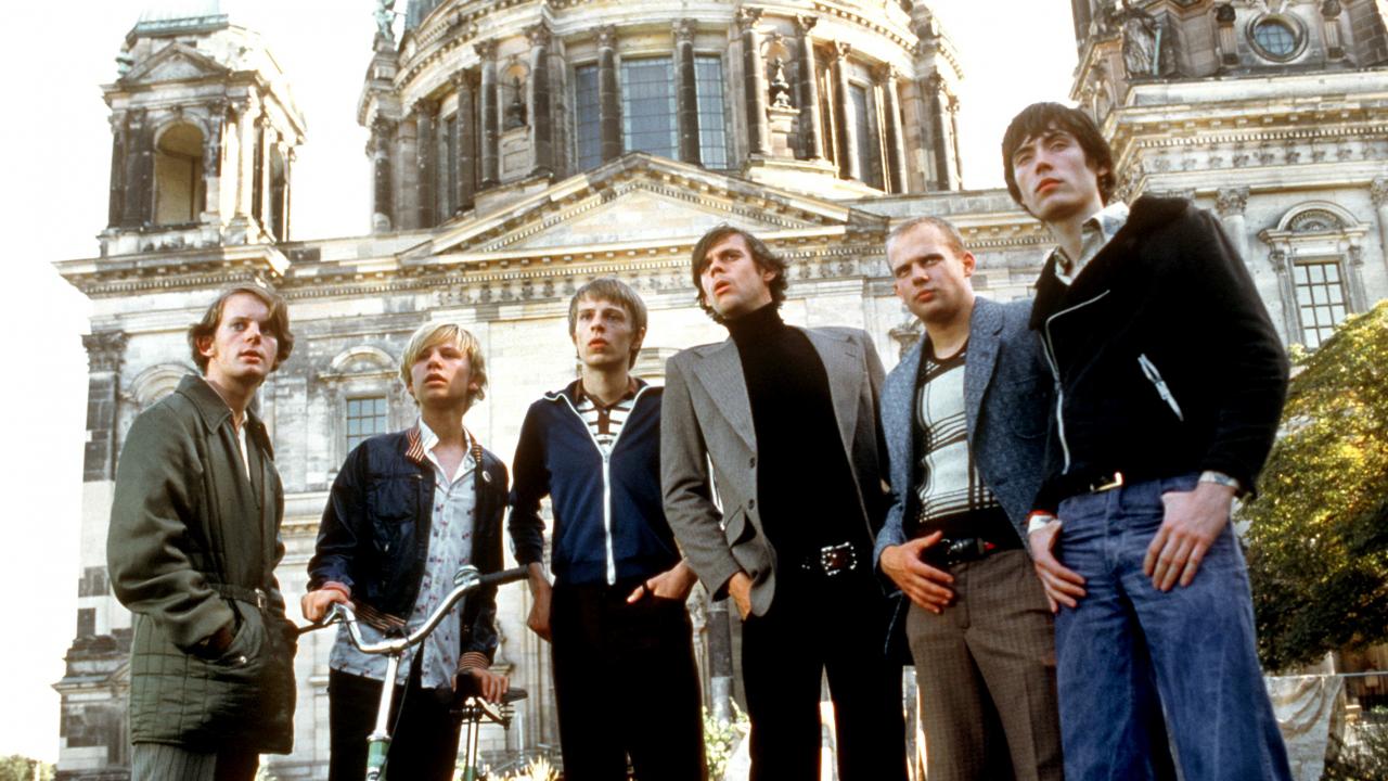 Szenenbild aus dem Film "Sonnenallee": Sechs junge Männer stehen nebeneinander vor dem Berliner Dom.