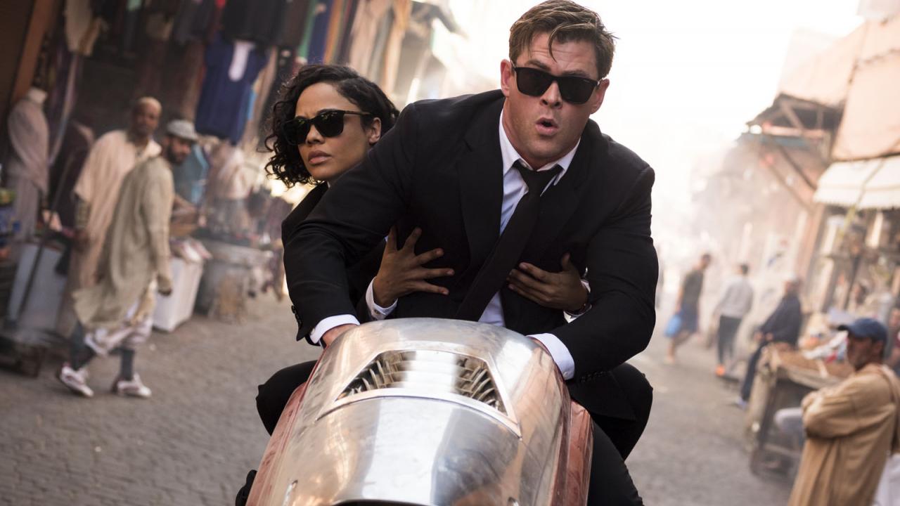 Die Agentin M und Agent M von den Men in Black auf einer Art Motorrad.