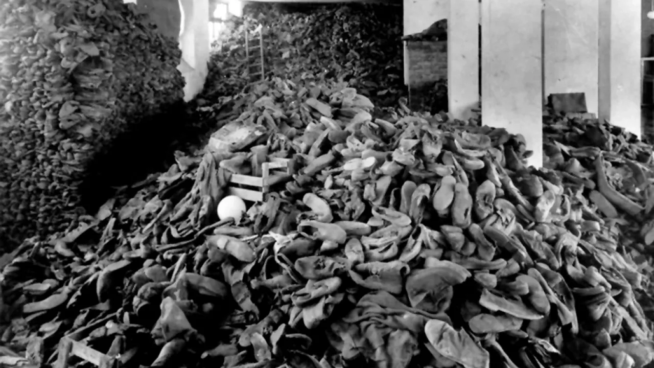 Ein raumfüllender Haufen mit Schuhen, aufgenommen im Vernichtungslager Auschwitz-Birkenau