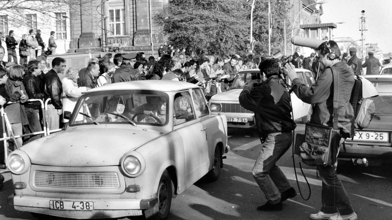 Grenzübergang Invalidenstraße in Berlin: Am 10. November 1989, einen Tag nach Öffnung der Berliner Mauer, werden DDR-Bürgern in ihren Autos von Westberliner Passanten begrüßt.