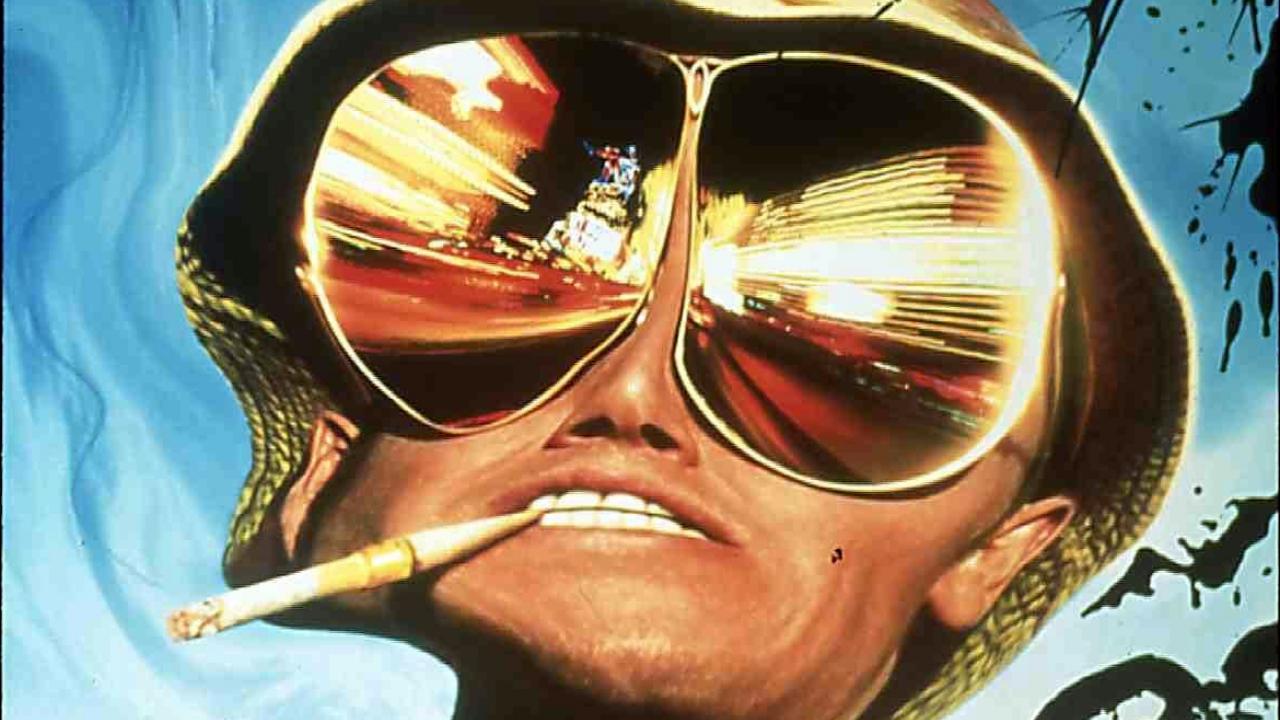 Szenenbild aus dem Film FEAR AND LOATHING IN LAS VEGAS: Das Gesicht eines Mannes mit Sonnebrille ist komplett verzerrt. 