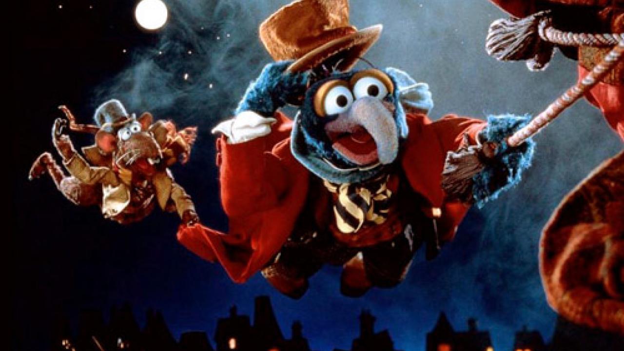 Die Muppets-Weihnachtsgeschichte, Szenenbild: Zwei Muppets-Puppen fliegen durch die Nacht.