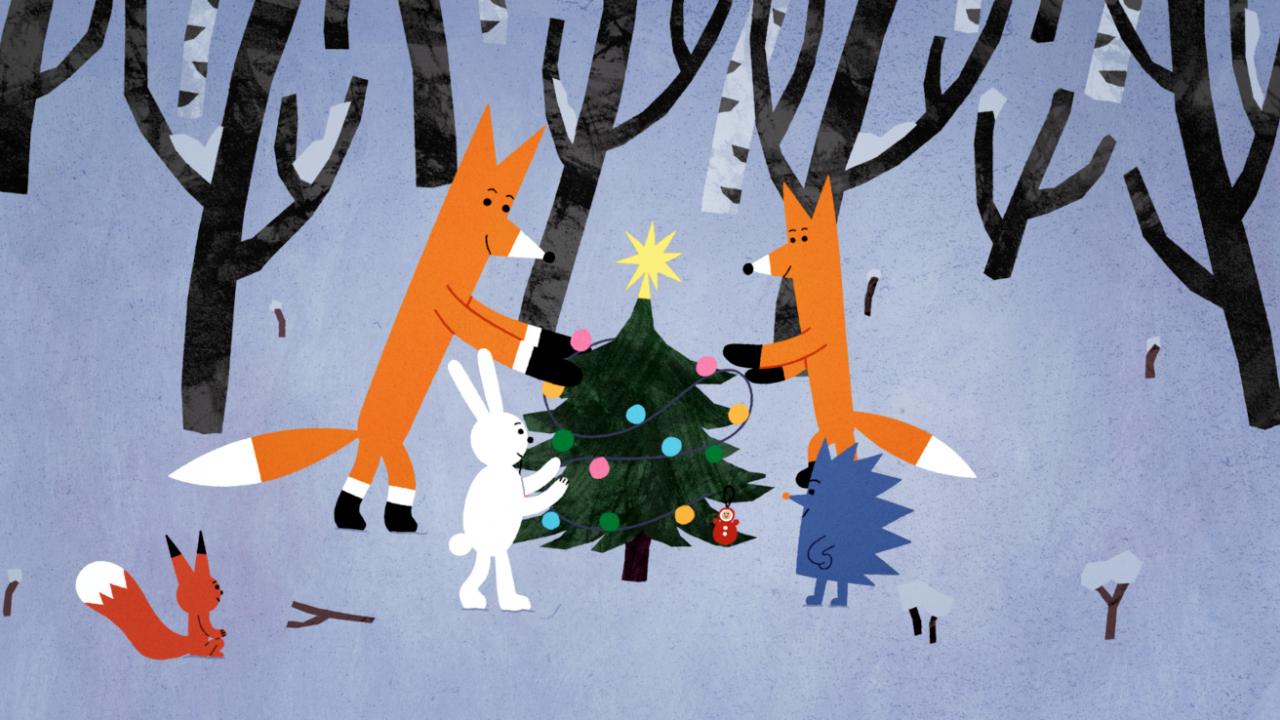 Szenenbild aus dem Animationsfilm DAS WEIHNACHTEN DER TIERE: Zwei Füchse, ein weißer Hase, ein Eichhörnchen und ein blauer Igel stehen in einem Wald um einen geschmückten Weihnachtsbaum herum.