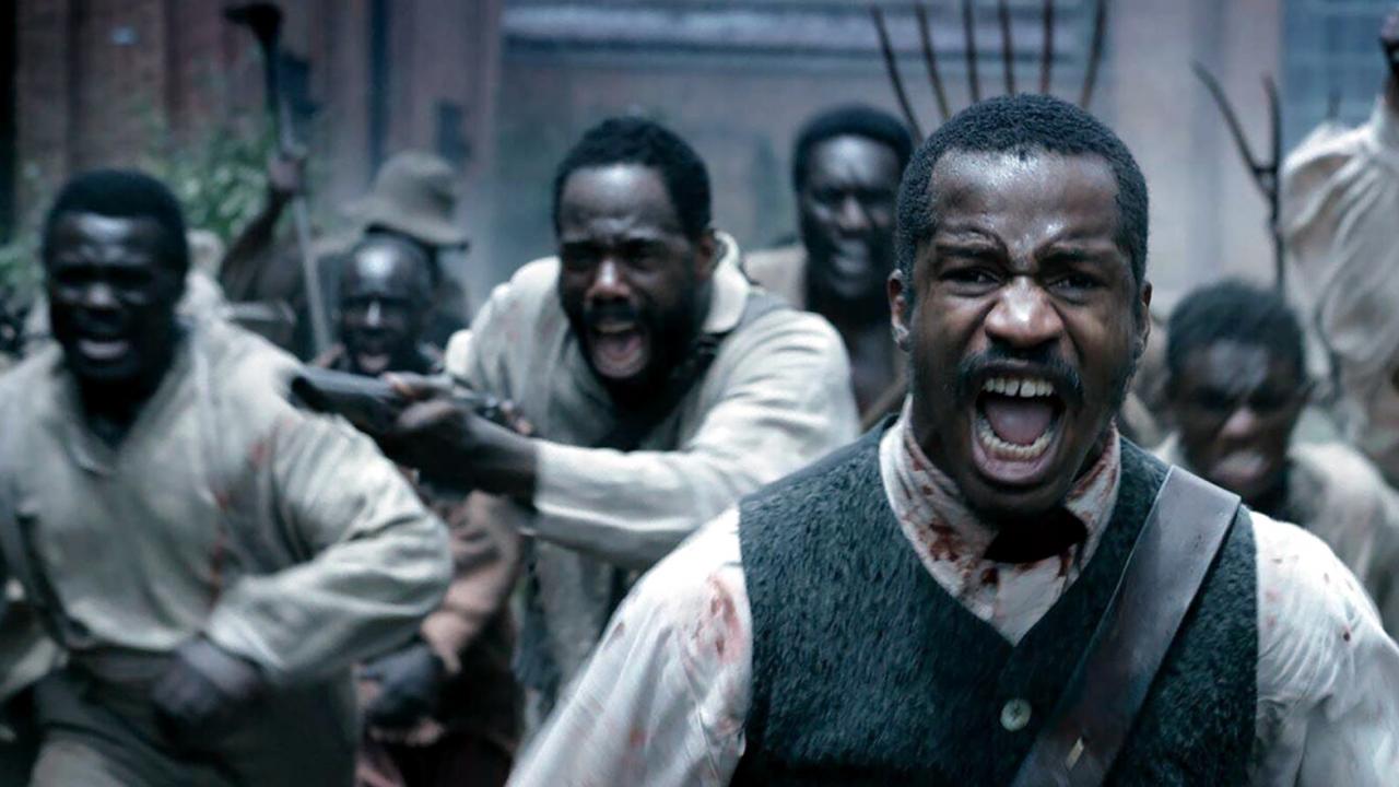 Szenebild aus dem Film THE BIRTH OF A NATION - AUFSTAND ZUR FREIHEIT (2017): Eine Gruppe von Männern stürmt mit weit aufgerissenen Mündern auf die Kamera zu.