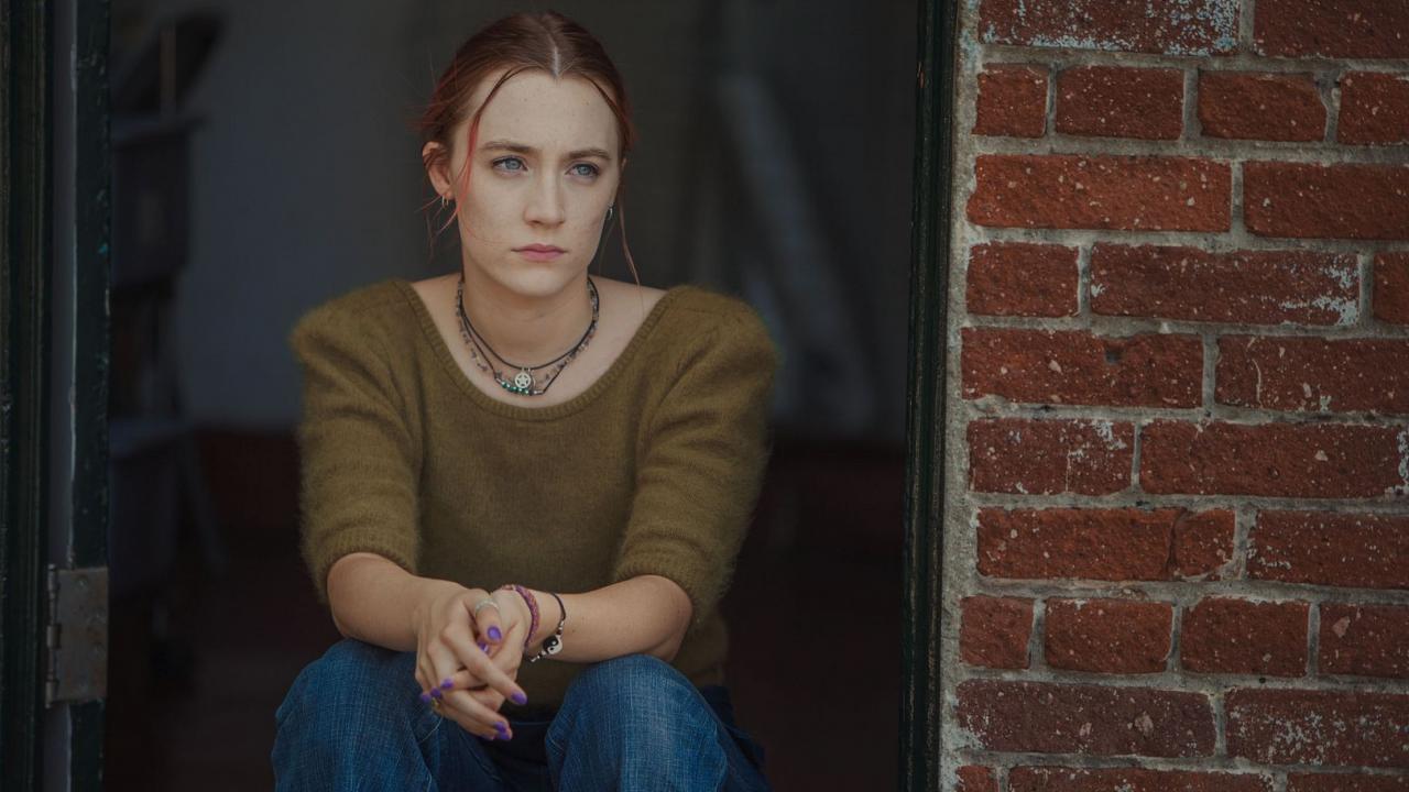 Lady Bird, Szenenbild: Christine, die sich Lady Bird nennt, sitzt auf einer Türstufe und blickt in die Ferne.