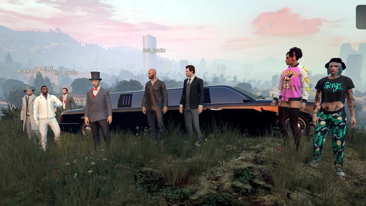 Szenenbild aus dem Dokumentarfilm GRAND THEFT HAMLET: Acht individuell gestaltete Avatare aus dem Videospiel GTA Online stehen vor einer schwarzen Limousine auf einem Hügel mit Stadkulisse.