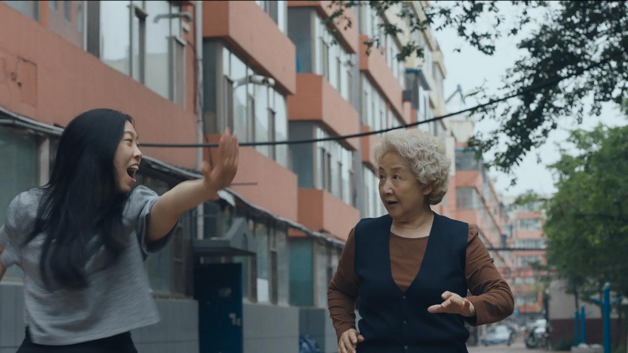 The Farewell, Szenenbild: Eine junge und eine alte Frau tanzen gemeinsam in einer Straße