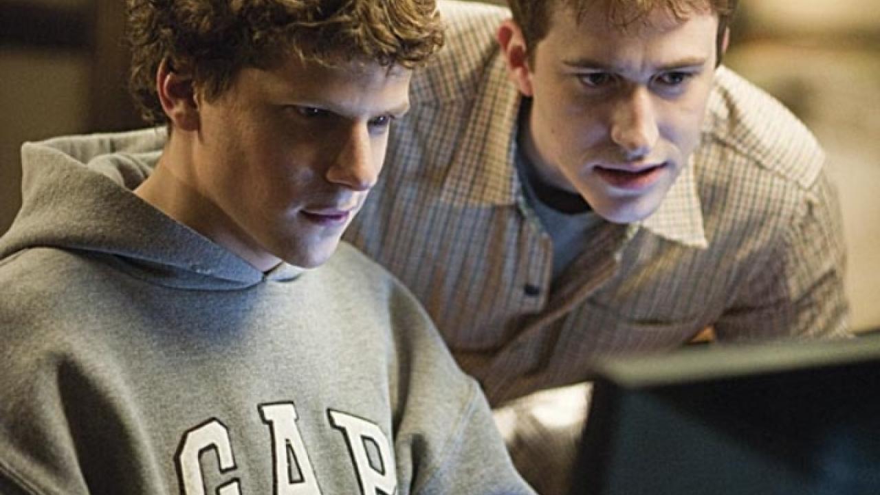 The Social Network, Szenenbild: Zwei junge Männer schauen konzentriert auf einen Komputerbildschirm