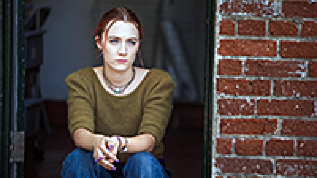 Lady Bird, Szenenbild: Christine, die sich Lady Bird nennt, sitzt auf einer Türstufe und blickt in die Ferne.