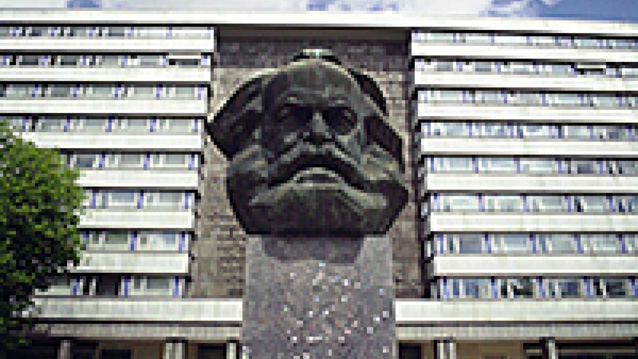 System Error, Szenenbild: Karl Marx Denkmal in Chemnitz, ehemals: Karl Marx-Stadt