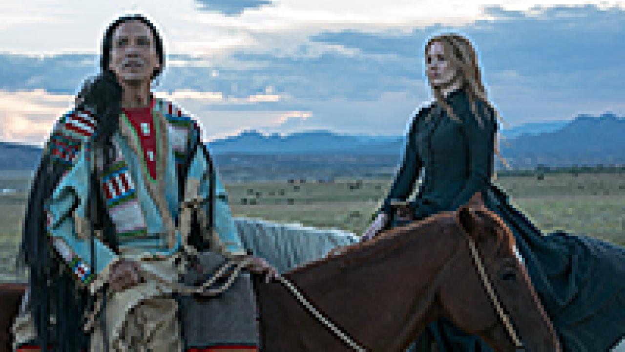 Die Frau, die vorausgeht, Szenenbild: Sitting Bull und die Malerin Catherine Weldon auf Pferden. Der Häuptling links schaut aus dem Bild in die Ferne, rechts von ihm die rotblonde Frau, die ihn ansieht.