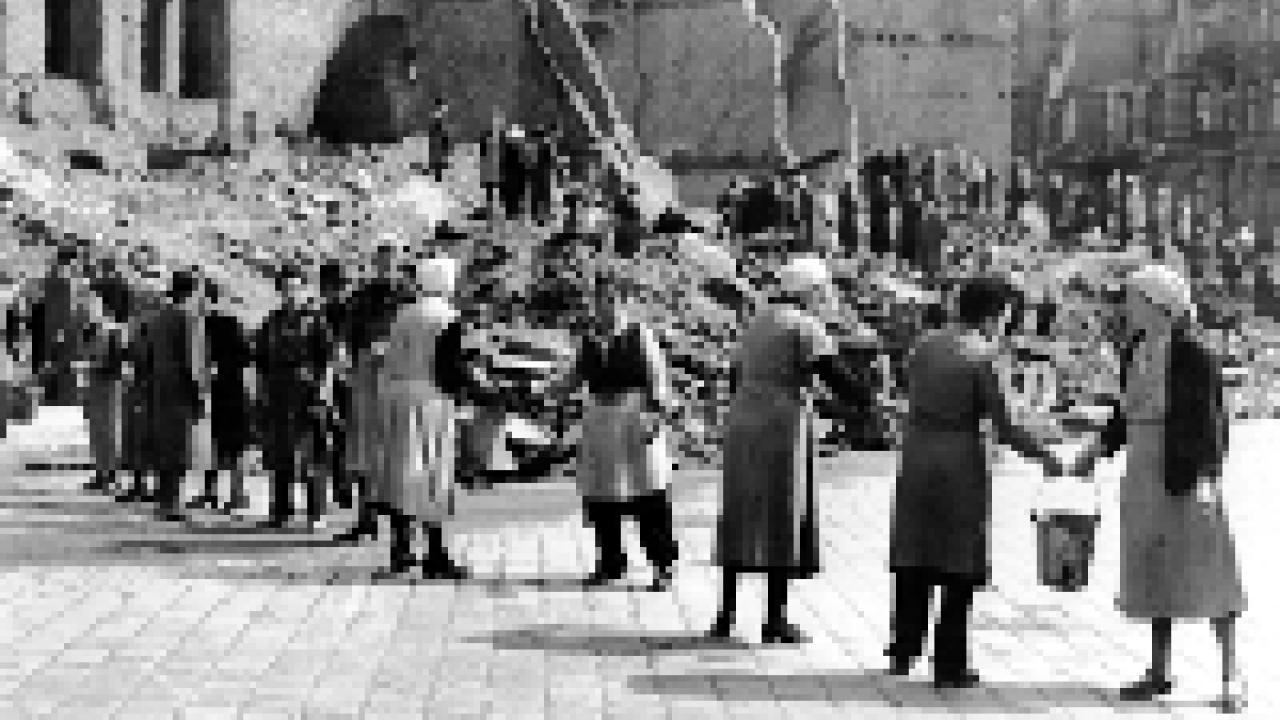 Berlin 1945: Schwarz-Weiß-Fotografie von Trümmerfrauen bei der Arbeit