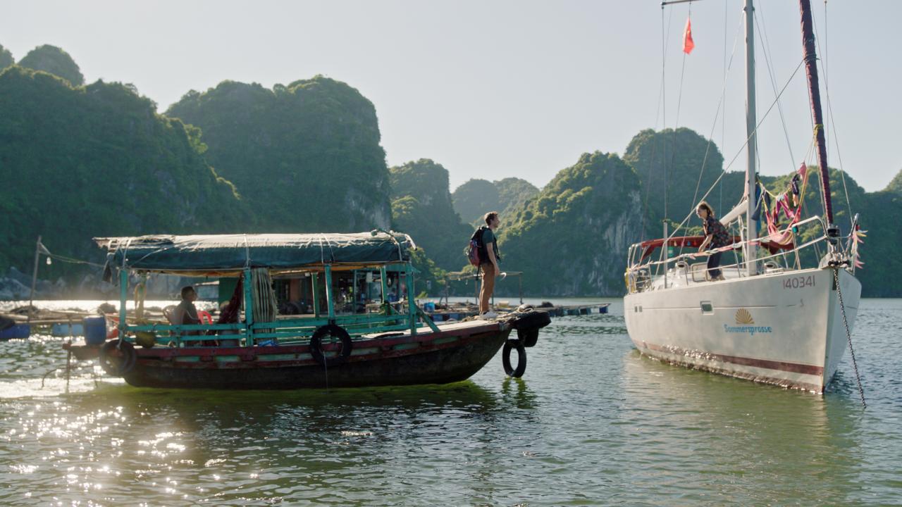 Checker Tobi und die Reise zu den fliegenden Flüssen, Szenenbild: Checker Tobi in der Halong-Bucht in Vietnam