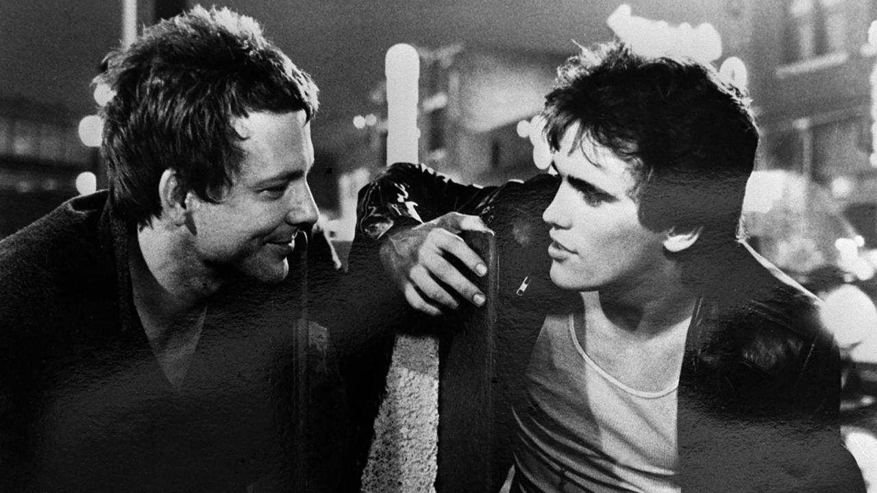 Rumble Fish, Szenenbild in Schwarz-Weiß: Ein junger Mann und ein Teenager sitzen nebeneinander und sprechen zugewandt miteinander.