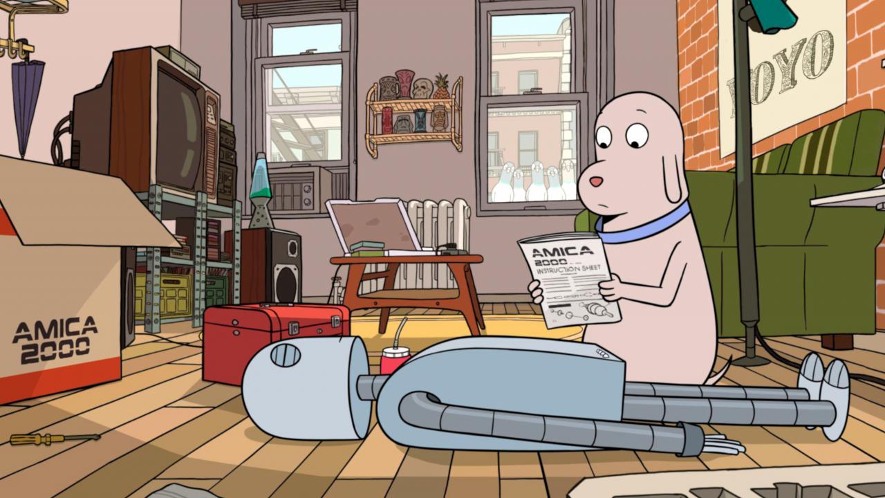 Szenenbild aus dem Animationsfilm ROBOT DREAMS: Ein Hund kniet in einem Wohnzimmer auf dem Boden und liest ein Blatt Papier, auf dem Amica 2000 steht. Vor ihm liegt ein Roboter mit geschlossenen Augen. Am linken Bildrand steht eine geöffnete Pappkiste mi