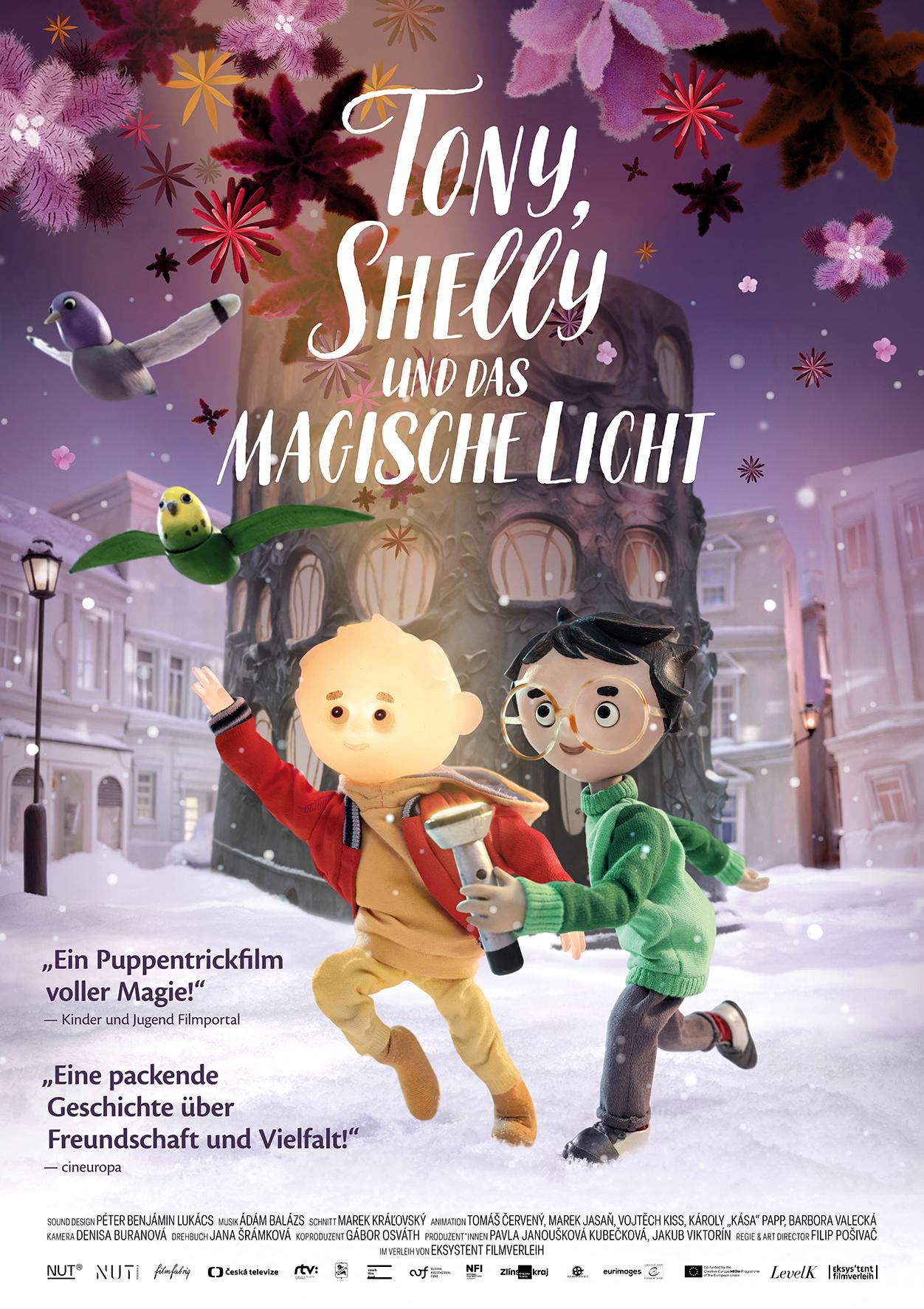 Filmplakat zum Puppentrickfilm TONY, SHELLY UND DAS MAGISCHE LICHT : Zwei Puppen – ein Junge und ein Mädchen – laufen in einer verschneideten Stadt vor einem turmartigen Haus vorbei. Der Kopf des Jungen leuchtet, das Mädchen hält eine Taschenlampe in der Hand. Über ihnen steht der Filmtitel.