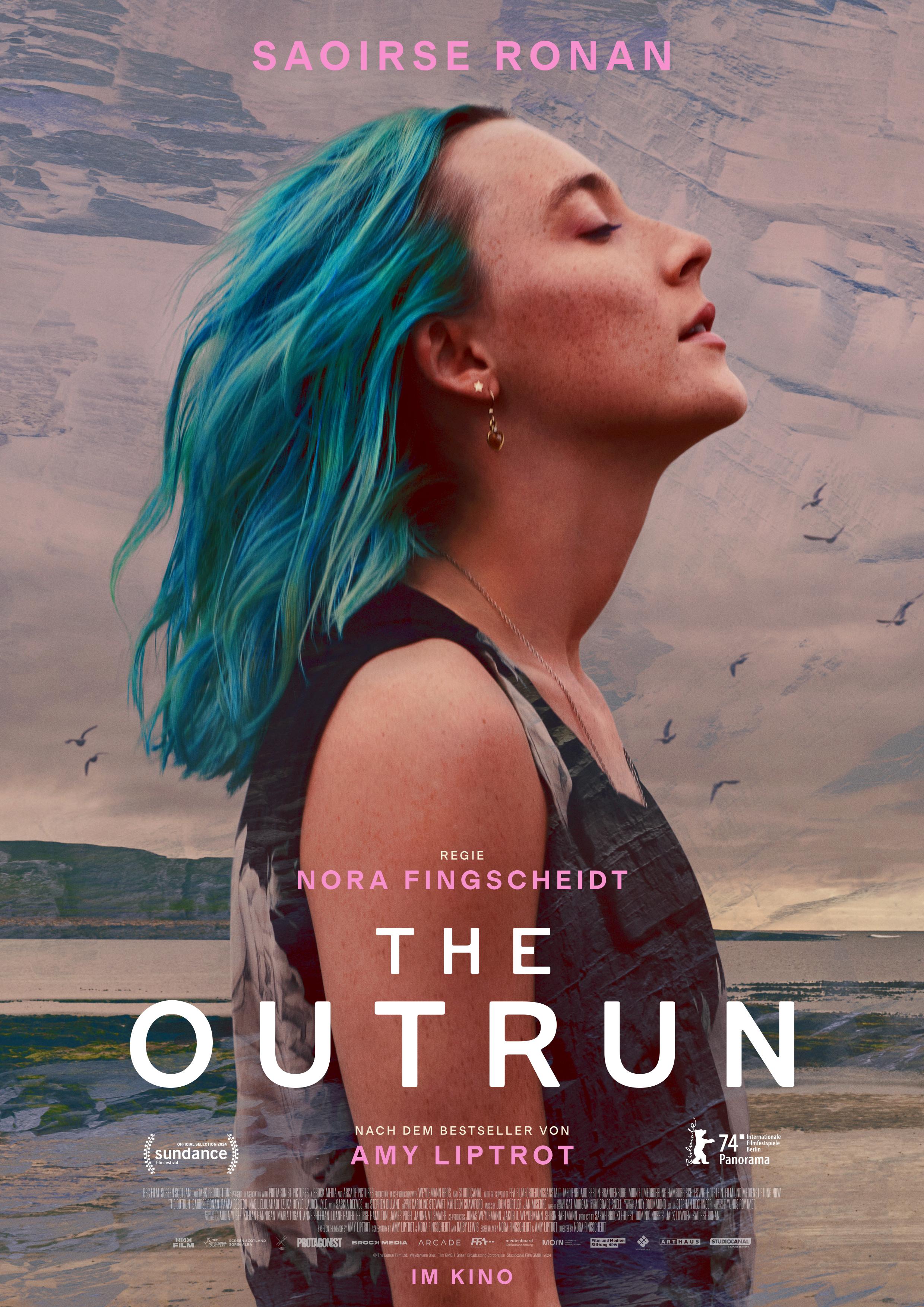 Filmplakat zum Drama THE OUTRUN: Porträt einer jungen Frau im Profil. Sie hat türkisfarbene Haare, trägt ein ärmelloses Top und hat den Kopf leicht erhoben. Ihre Augen sind geschlossen. Sie steht vor einer Meereslandschaft.