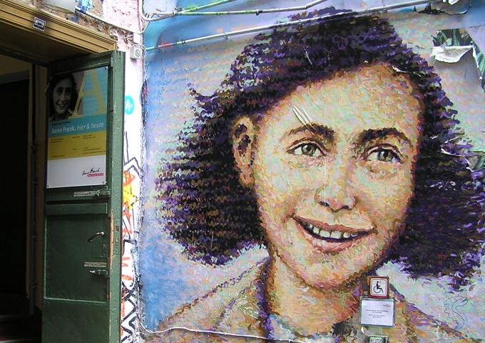 Graffiti am Eingang des Anne Frank Zentrums Berlin