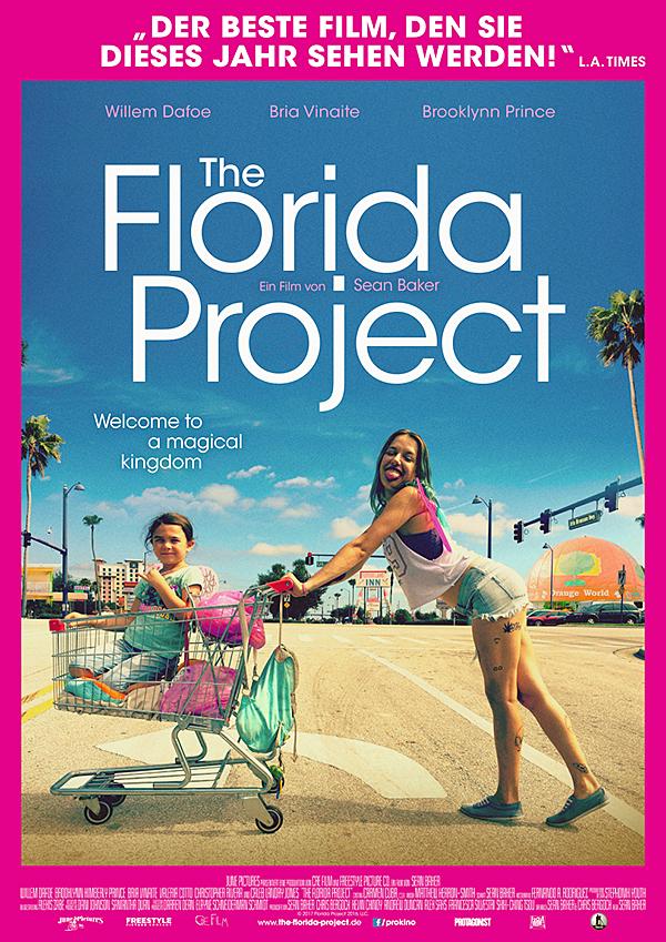 The Florida Project (Filmplakat: Moonee in einem Einkaufswagen. Ihre Mutter schiebt ihn und streckt die Zunge heraus. Beide schauen den Betrachter an.)