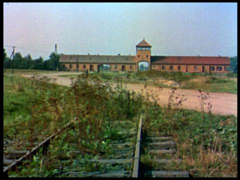 Nacht und Nebel, farbiges Filmstill: Das Tor mit Gleisen